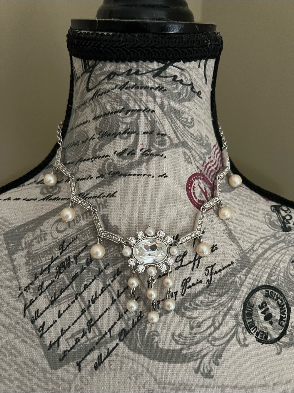 Elegant Pearl and Crystal Statement Necklace in Silver tone